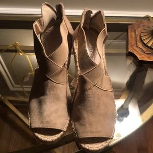 Kenneth Cole wedge sandals size 8